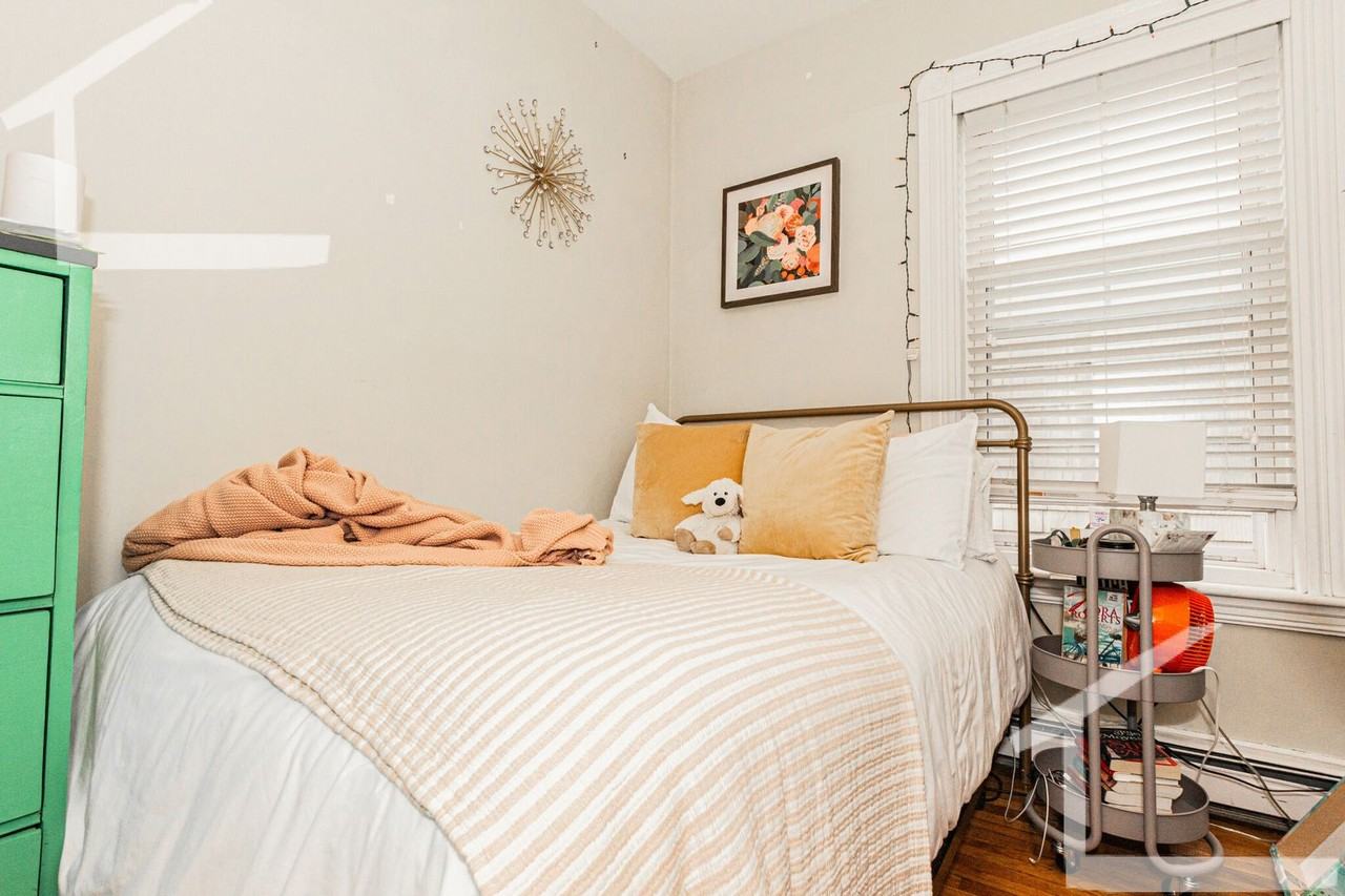 85 Surrey St - Photo 4 of 8