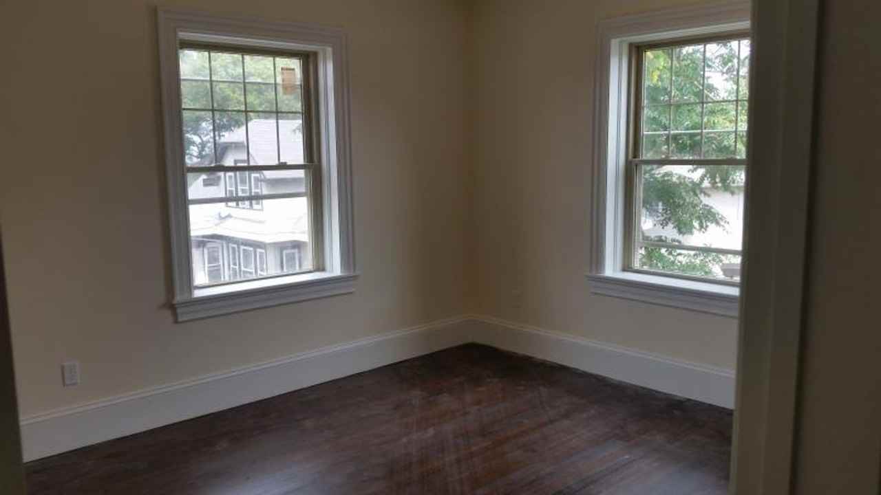 21 Commonwealth Ter - Photo 2 of 4