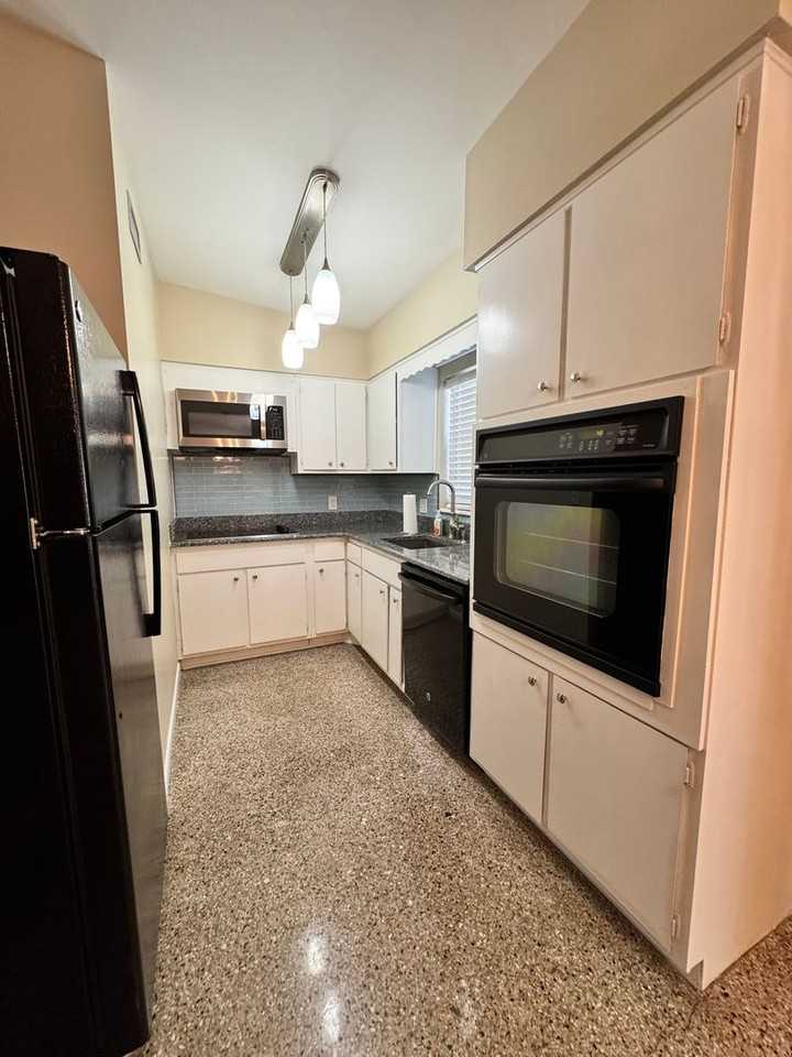 813 Center Ln - Photo 3 of 13