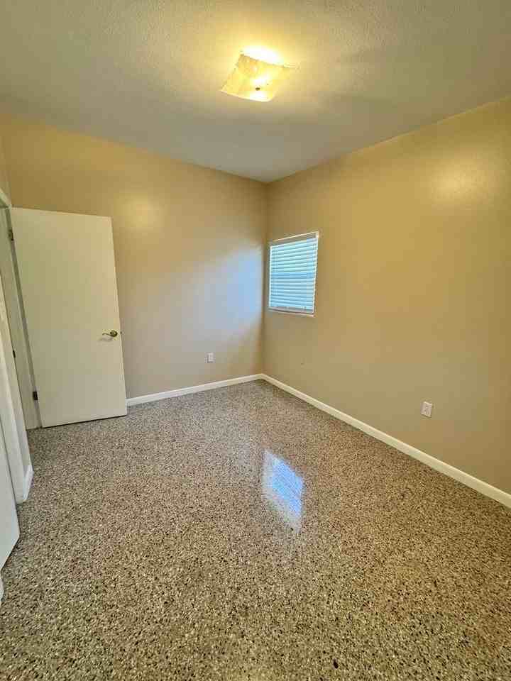 813 Center Ln - Photo 4 of 13