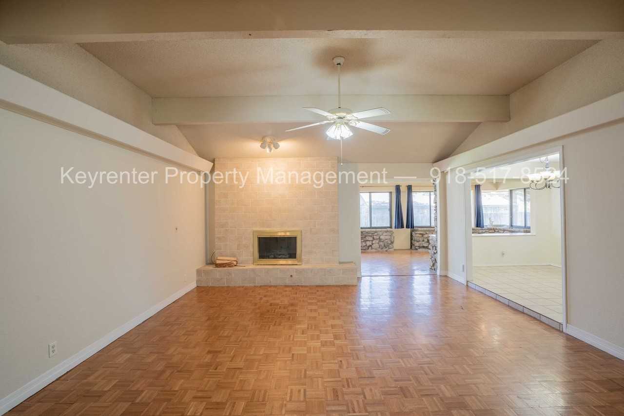 7337 7337 S 74th Ave E - Photo 4 of 23