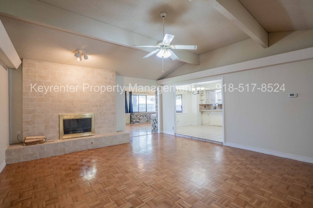 7337 7337 S 74th Ave E - Photo 5 of 23