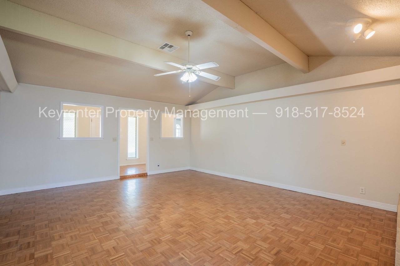 7337 7337 S 74th Ave E - Photo 6 of 23