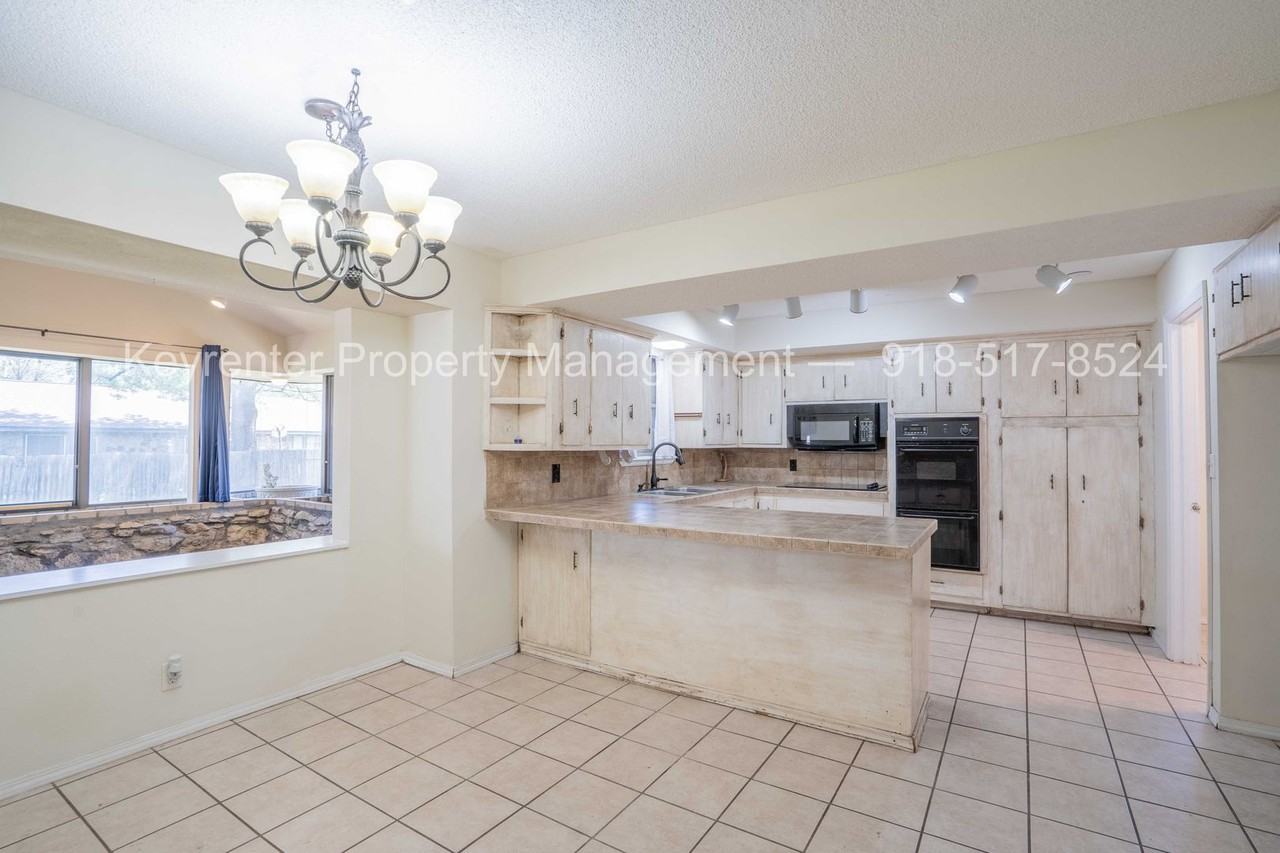 7337 7337 S 74th Ave E - Photo 7 of 23