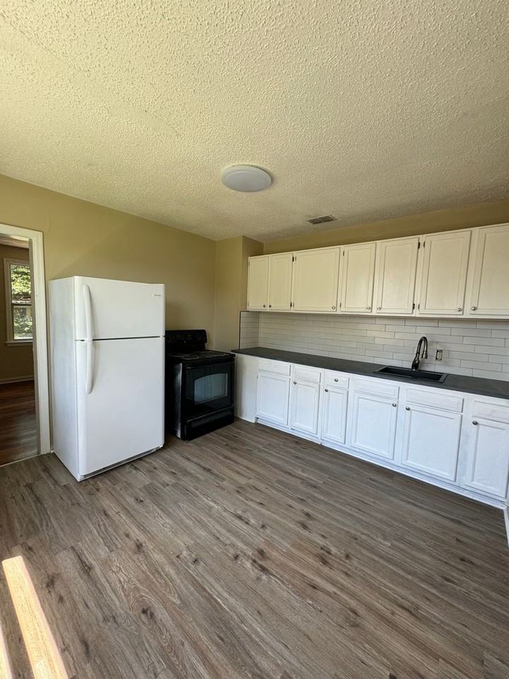 5049 Kingsbury St - Photo 6 of 15