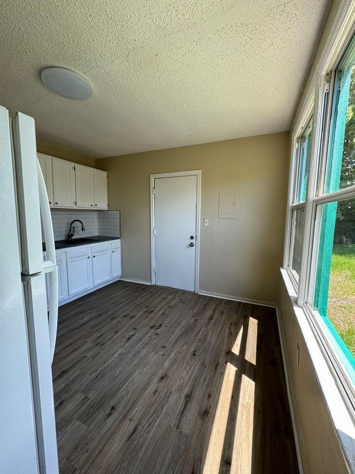 5049 Kingsbury St - Photo 7 of 15