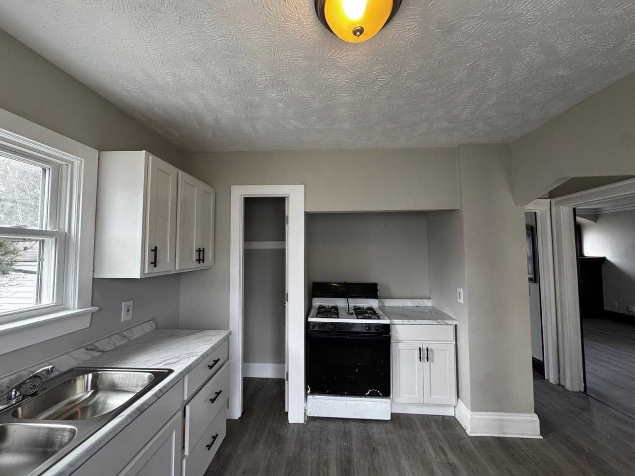 20470 Lindbergh Ave - Photo 2 of 35