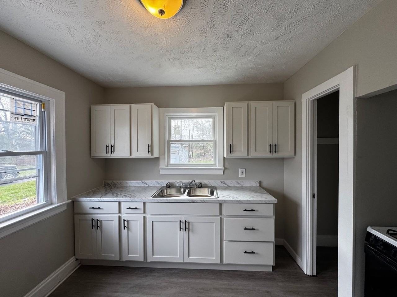 20470 Lindbergh Ave - Photo 3 of 35