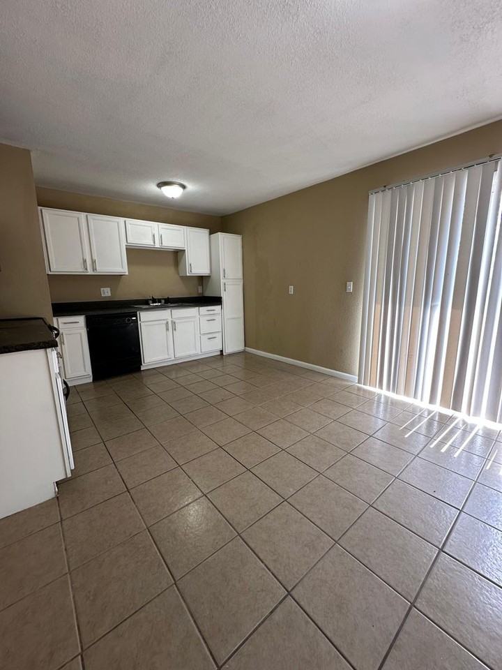 7405 E 112th St - Photo 3 of 13