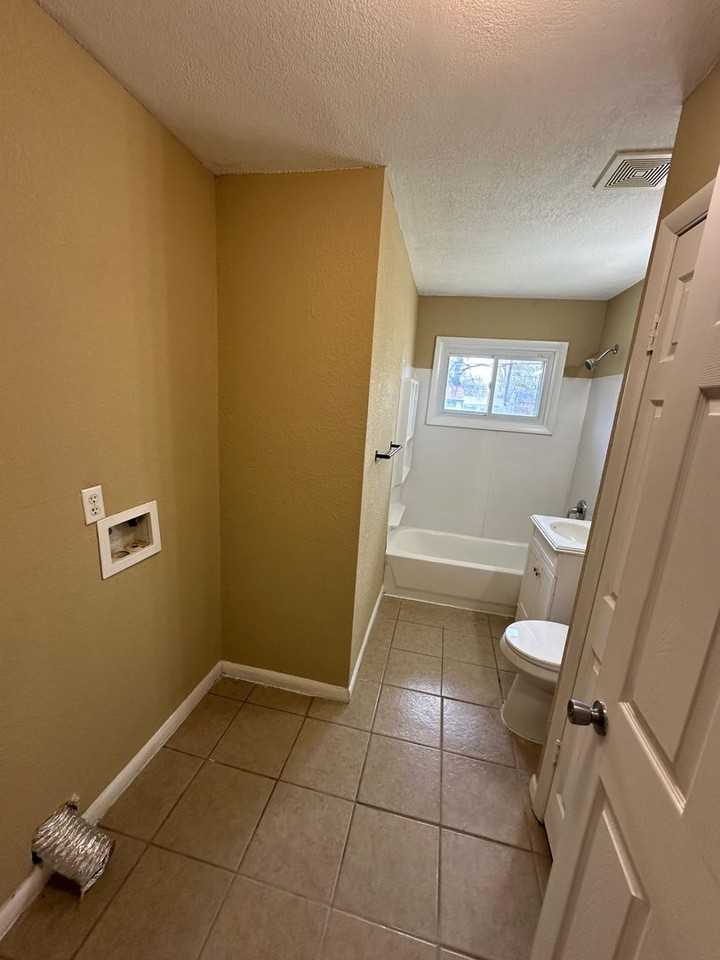 7405 E 112th St - Photo 7 of 13