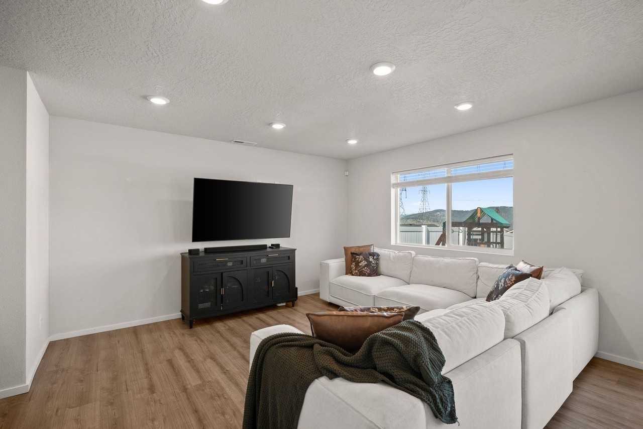 4440 W Bedford Ave - Photo 3 of 25