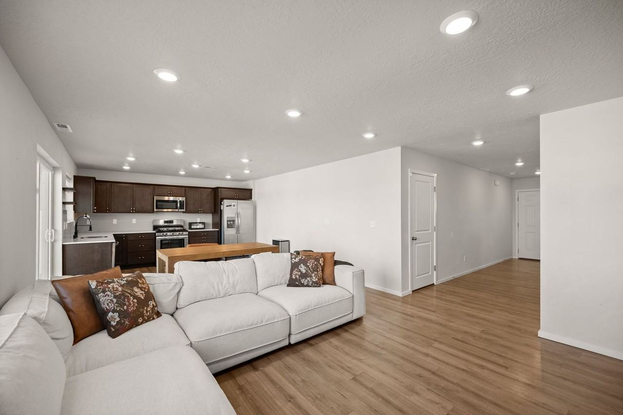 4440 W Bedford Ave - Photo 4 of 25