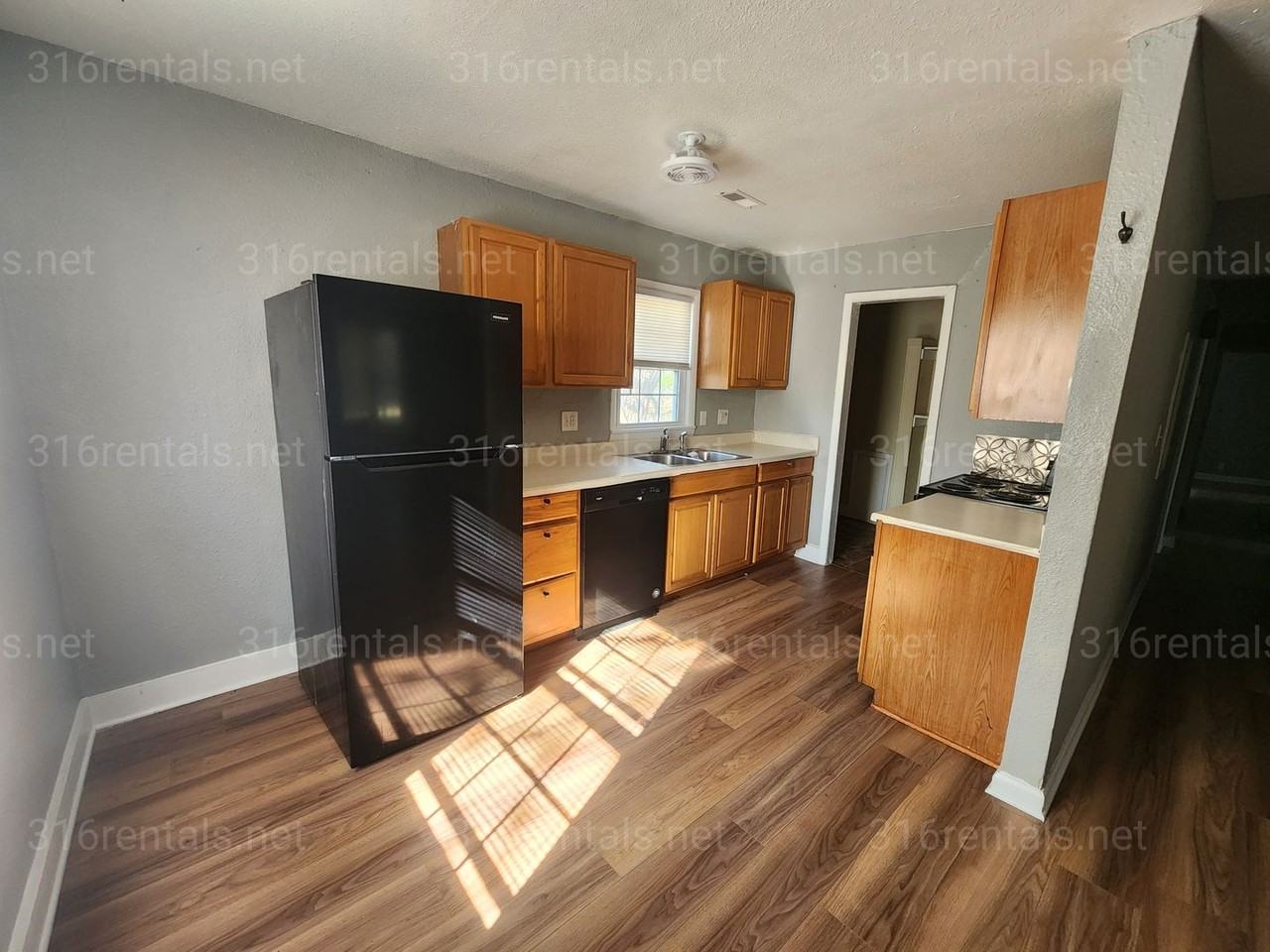 1543 N Spruce Ave - Photo 4 of 11