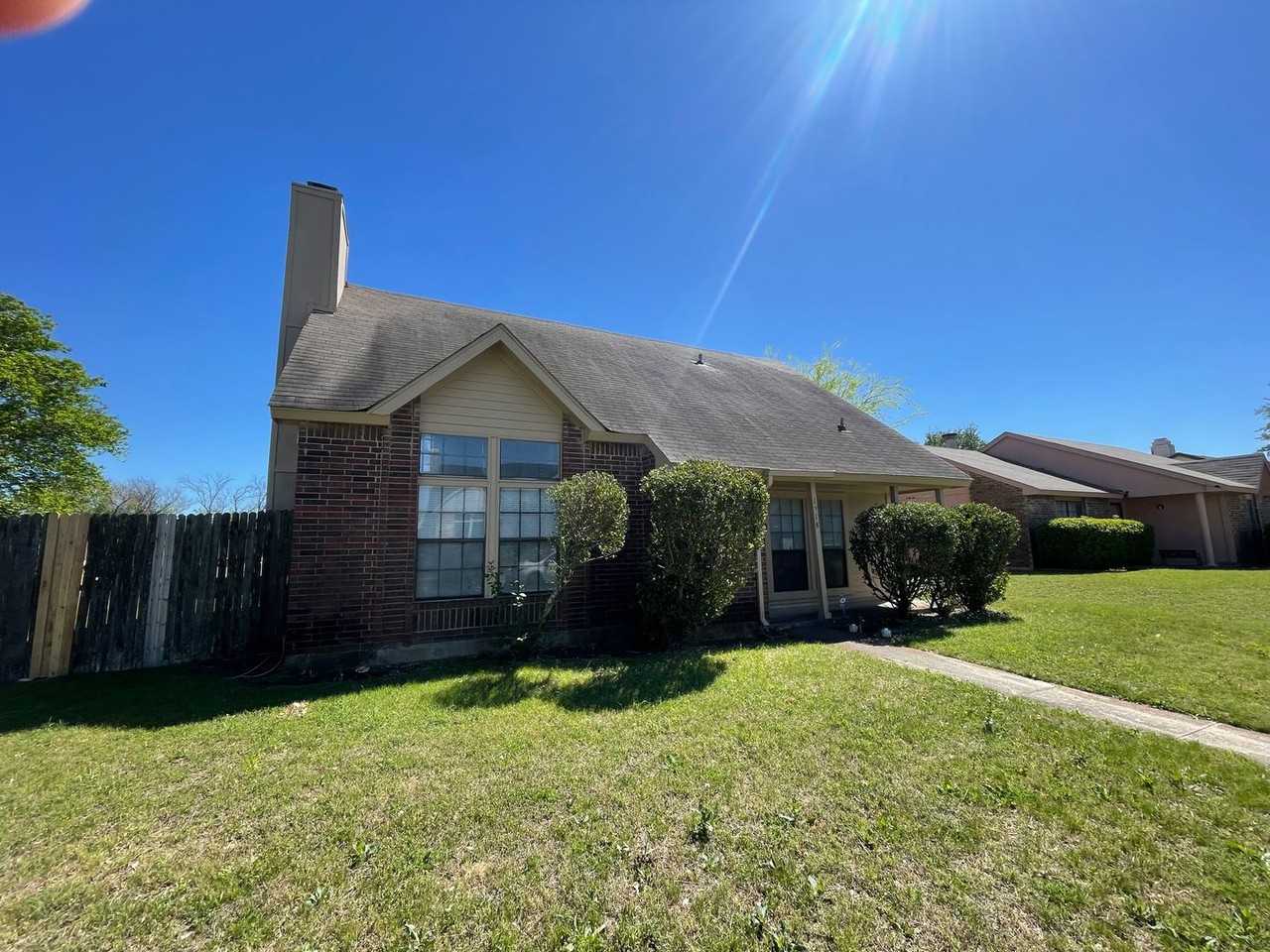 1218 Greenbriar Ln - Photo 2 of 19