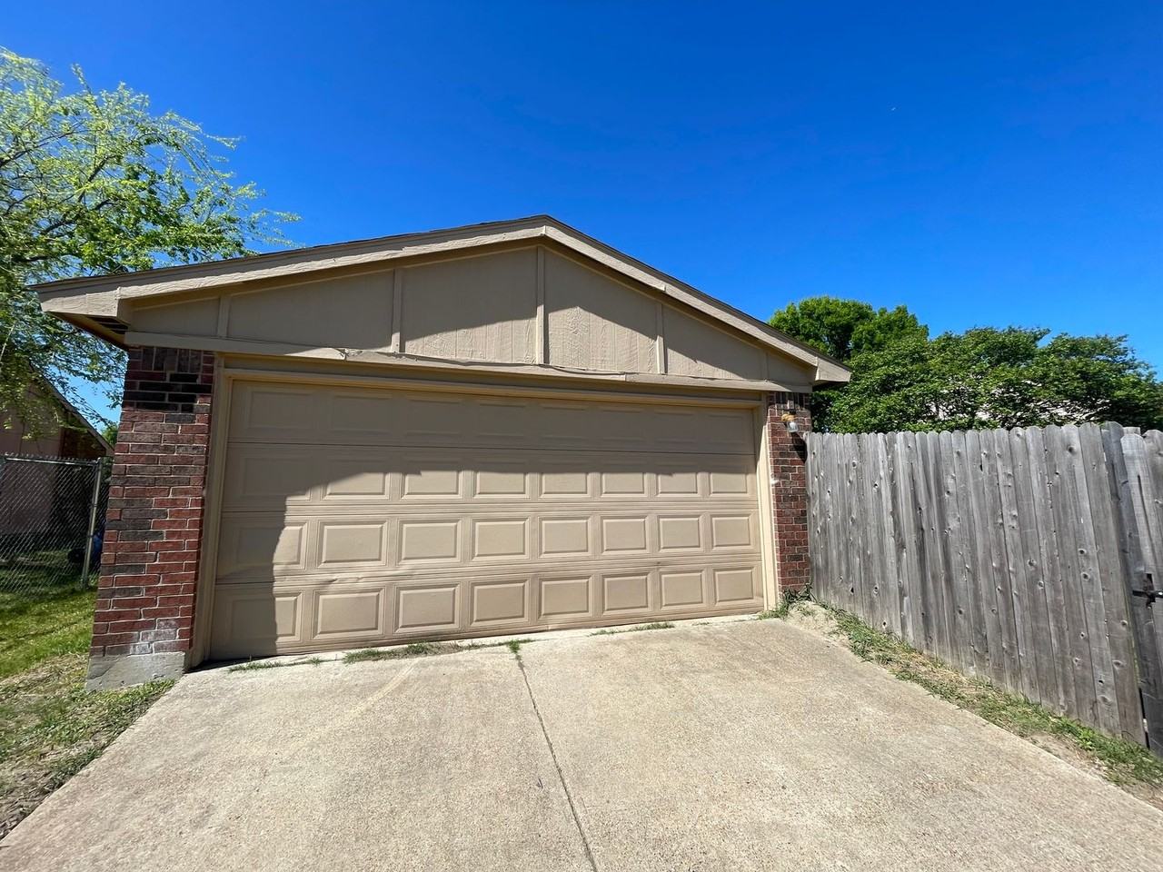 1218 Greenbriar Ln - Photo 3 of 19