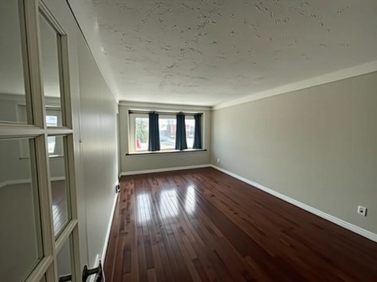 110 Weir St S - Photo 3 of 9