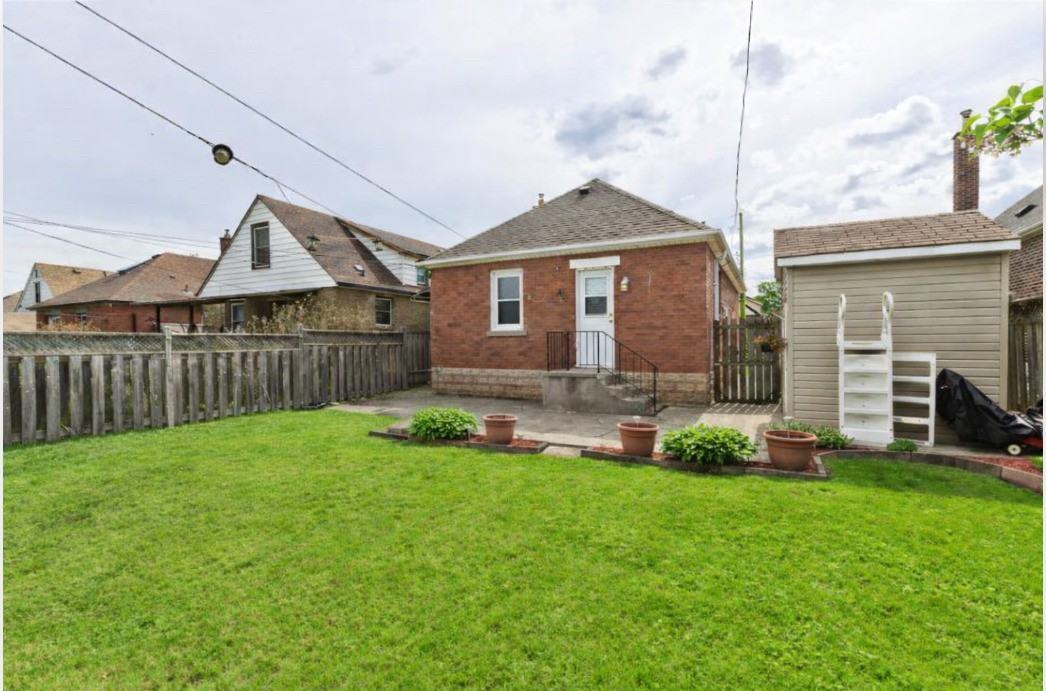 110 Weir St S - Photo 4 of 9