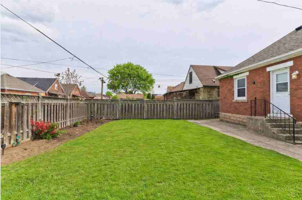 110 Weir St S - Photo 5 of 9