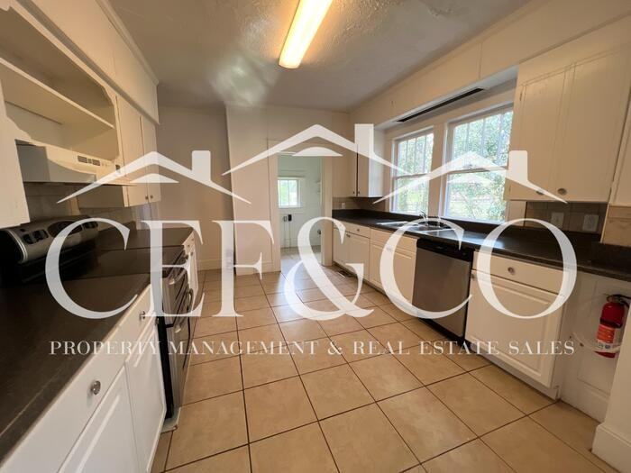 2446 Wallace Ave - Photo 6 of 15