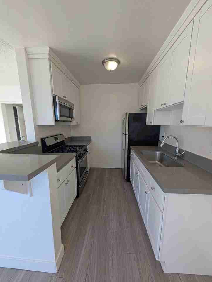 3365 Keystone Ave - Photo 6 of 50