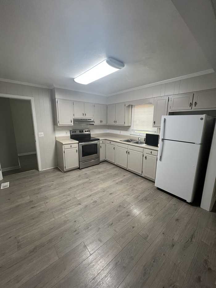 1028 Cleveland St - Photo 3 of 11