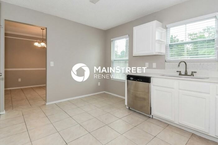 627 Staffordshire Dr - Photo 5 of 17