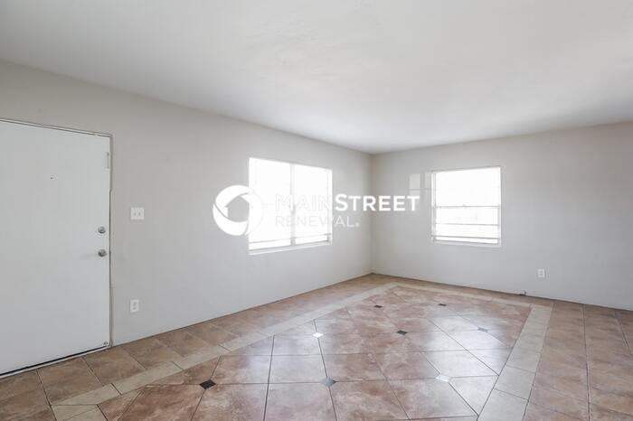 3434 E Polk St - Photo 2 of 17