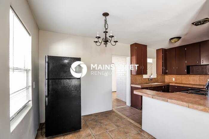 3434 E Polk St - Photo 5 of 17