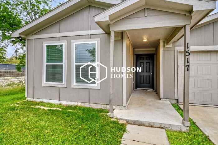 1517 Sheri Ln N - Photo 3 of 14