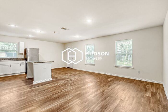 1517 Sheri Ln N - Photo 4 of 14