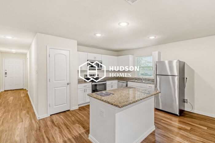 1517 Sheri Ln N - Photo 5 of 14