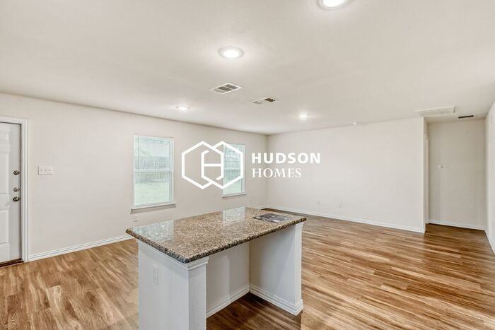 1517 Sheri Ln N - Photo 6 of 14