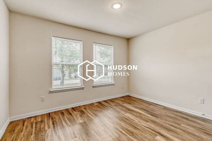 1517 Sheri Ln N - Photo 7 of 14