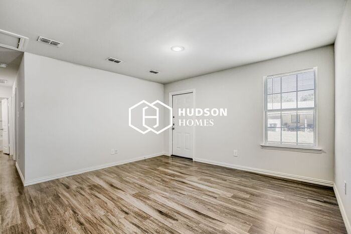 1013 Crosby St - Photo 3 of 14