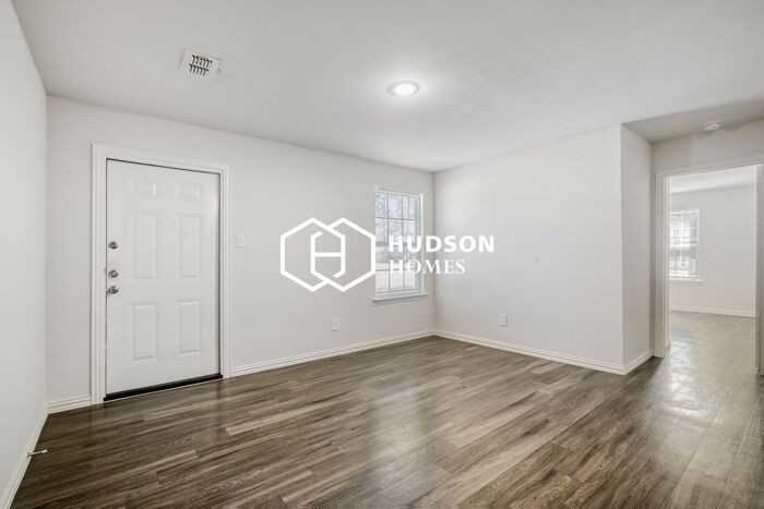 1013 Crosby St - Photo 4 of 14