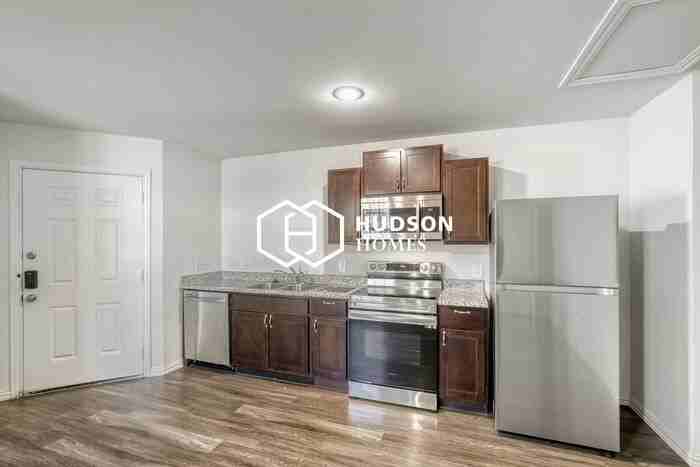 1013 Crosby St - Photo 5 of 14