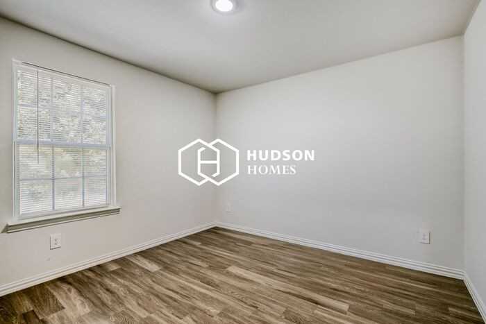 1013 Crosby St - Photo 7 of 14