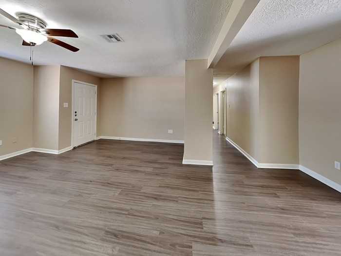 407 Harold Ln - Photo 4 of 23