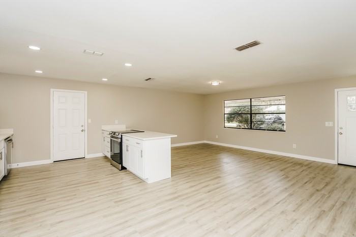 3409 Silver Palm Dr - Photo 4 of 15