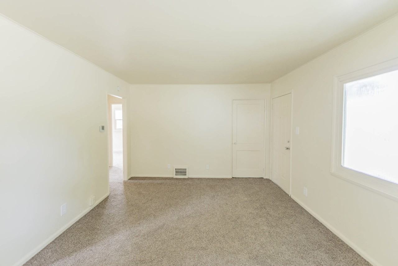 1908 Taft Ave Ne #NA - Photo 4 of 8