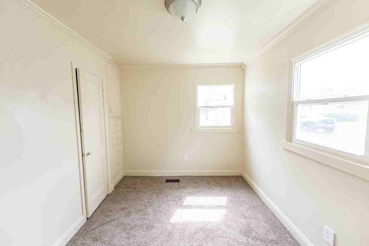 1908 Taft Ave Ne #NA - Photo 7 of 8