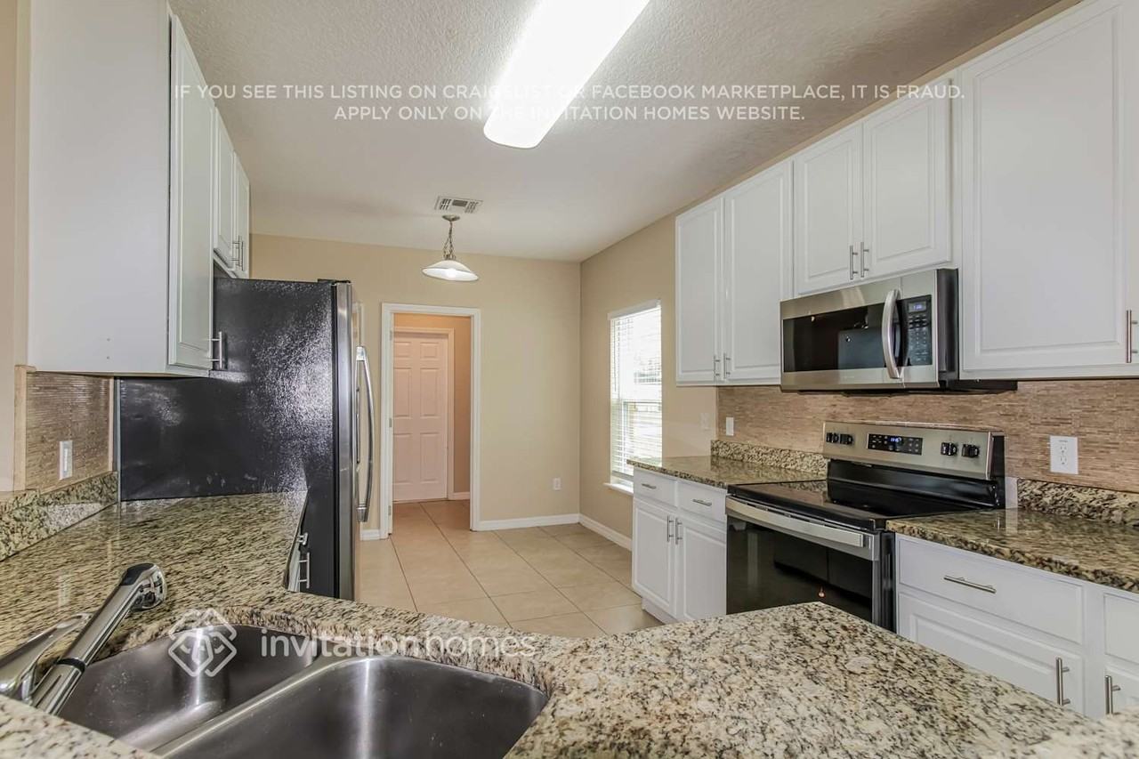 6233 Radford St - Photo 6 of 17