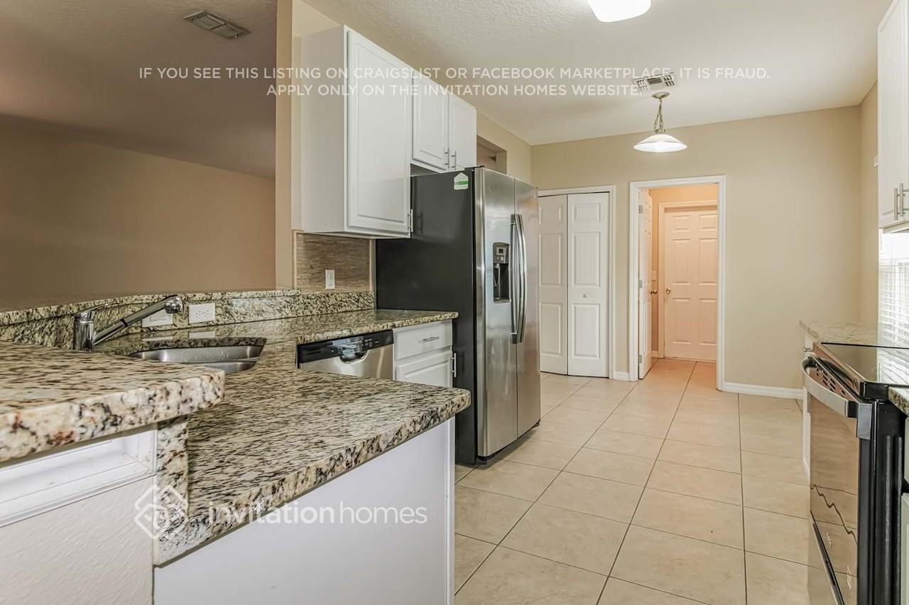 6233 Radford St - Photo 7 of 17