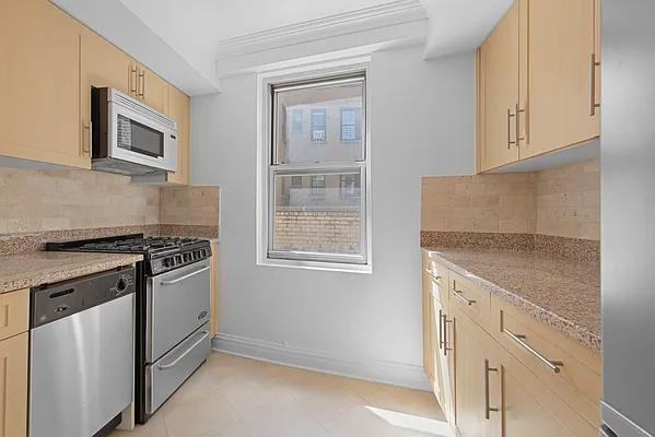 W 89th St #11D - Photo 5 of 8