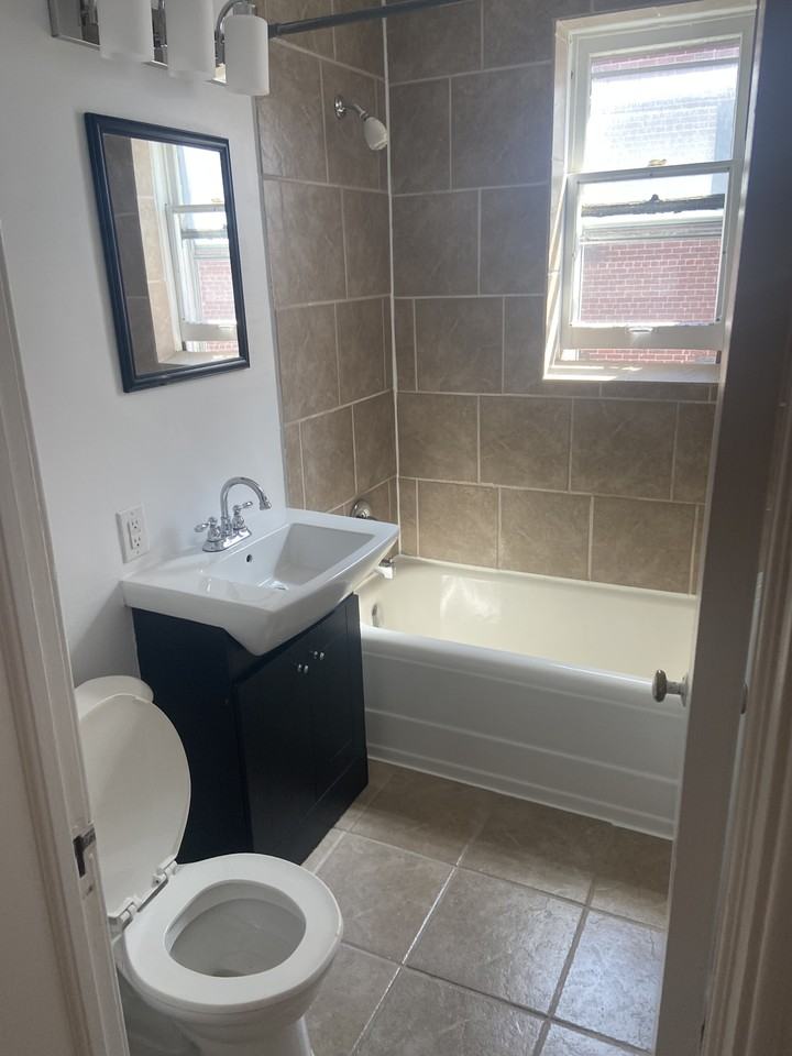 1600 Bathurst - Photo 4 of 10