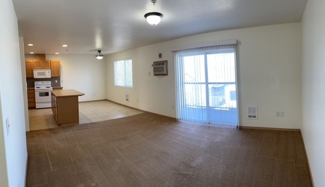 2035 - Photo 2 of 21
