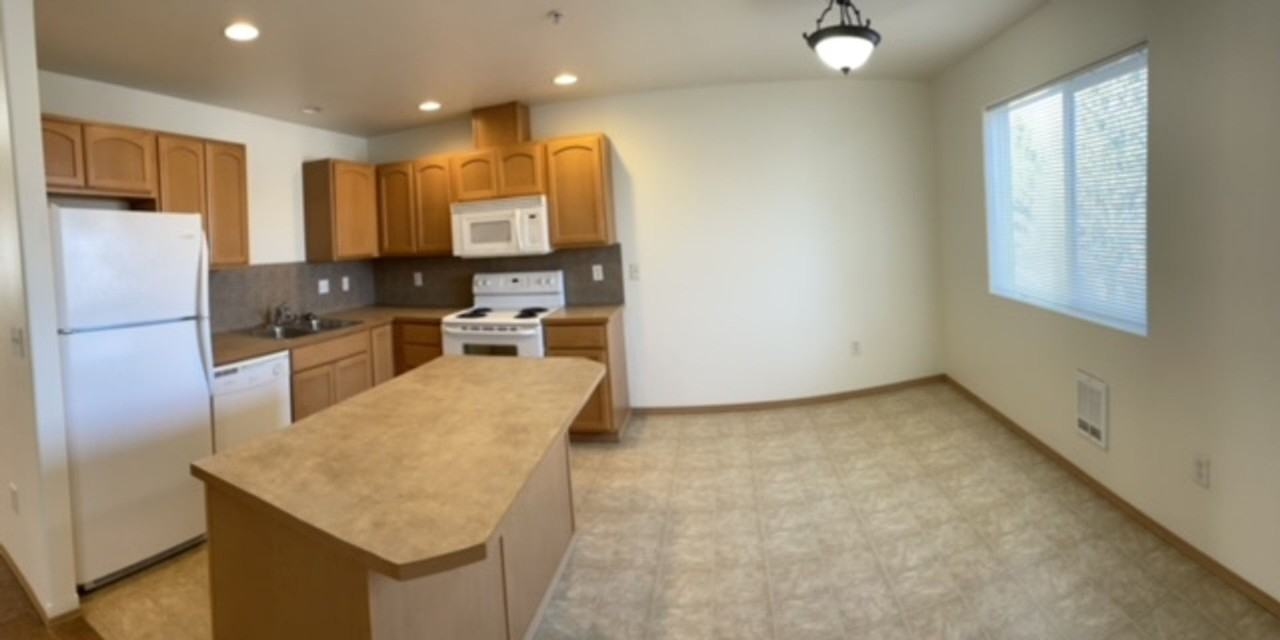 2035 - Photo 3 of 21