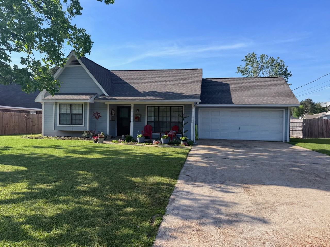 142 Oakdale Dr - Photo 2 of 2