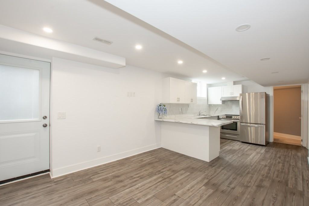 8487 Jennifer Cres - Photo 3 of 14