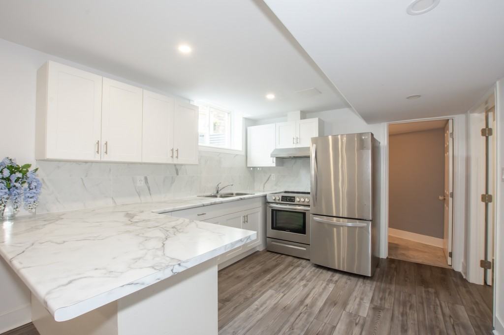 8487 Jennifer Cres - Photo 5 of 14